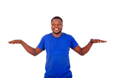 Spor kıyafetli yakışıklı bir gencin portresi gülümserken kolunu esnetiyor..