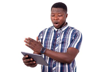 Beyaz arkaplanda dijital tablet kullanan yakışıklı bir gencin portresi şaşırdı..