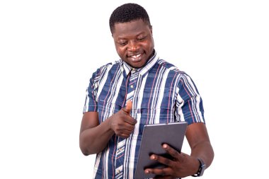 Dijital tablette gülümserken başparmağını gösteren genç bir adamın portresi..