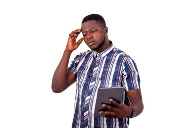 Elinde dijital tablet tutan yakışıklı bir gencin portresi..