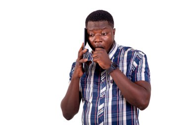 Dijital tablette konuşurken ağzı açık duran yakışıklı bir gencin portresi..