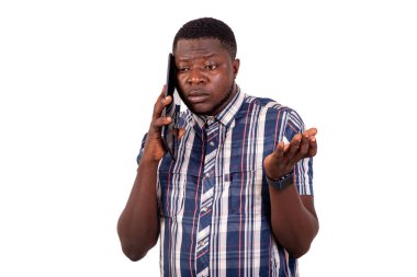 Elini hareket ettirirken dijital tabletle konuşan yakışıklı, endişeli bir gencin portresi..