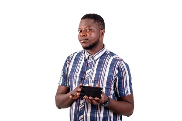 Portré Egy Jóképű Fiatalemberről Aki Mobiltelefont Tart Miközben Kamerába Néz — Stock Fotó