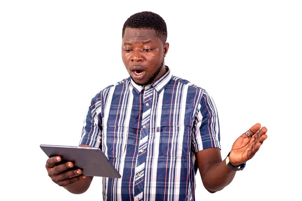 Retrato Joven Guapo Sorprendido Pie Sobre Fondo Blanco Usando Una —  Fotos de Stock