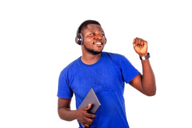 Spor kıyafetleri giymiş yakışıklı bir gencin portresi yere oturmuş elini dijital tabletin ekranına doğrultuyor ve gülümsüyor..