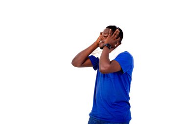 Yakışıklı, genç bir adamın portresi kulaklıkla müzik dinlerken boynunda havluyla gülümsüyor..