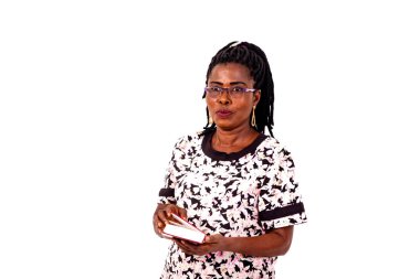 Optik gözlük takan ve elinde kitap tutan güzel olgun bir kadının portresi..