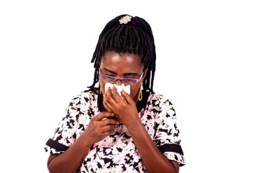 Beyaz bir dokuya hapşıran güzel, hasta bir kadının portresi..