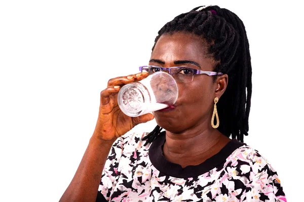 眼鏡をかけ効果のある錠剤で水を飲む病気の熟女の肖像画 — ストック写真