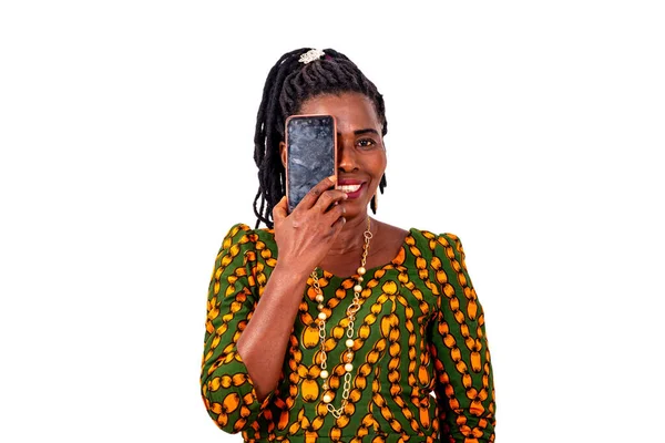 Портрет Красивой Взрослой Женщины Традиционной Набедренной Повязке Помощью Мобильного Телефона — стоковое фото
