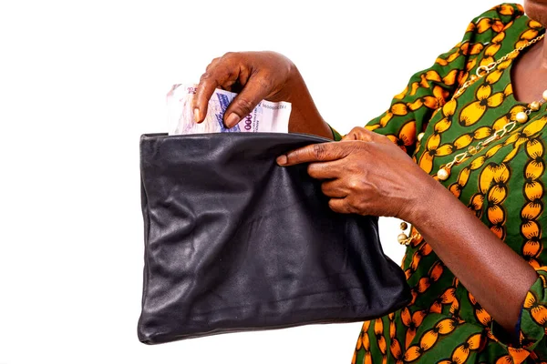 Mãos Uma Mulher Adulta Tirando Dinheiro Sua Carteira Preta — Fotografia de Stock