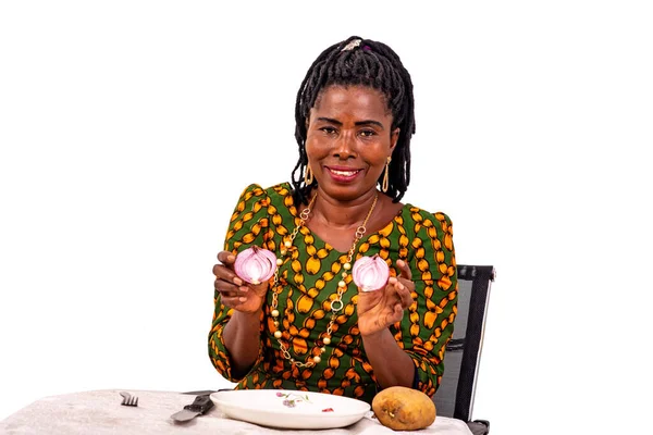 Portrait Beautiful Adult Housewife Showing Halves Purple Onion Kitchen While — Stock Photo, Image