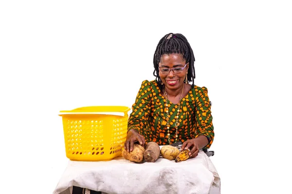 Retrato Uma Bela Dona Casa Adulta Segurando Comida Fresca Mesa — Fotografia de Stock