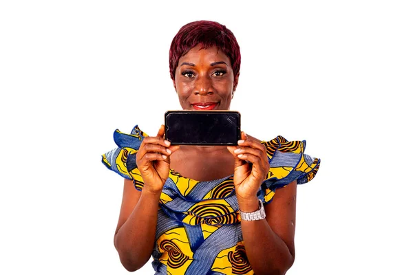Портрет Красивой Взрослой Деловой Женщины Традиционной Набедренной Повязке Мобильным Телефоном — стоковое фото