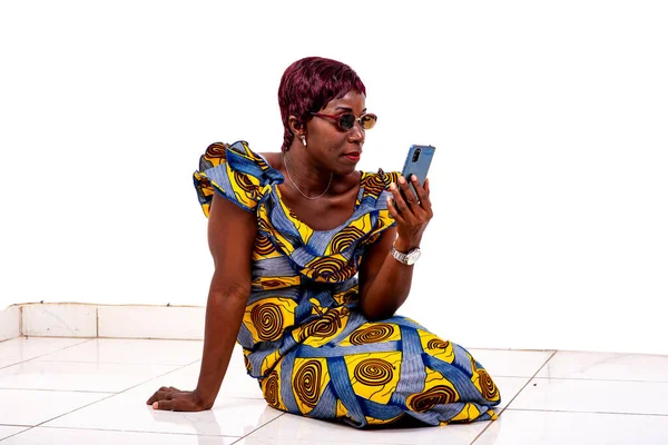 Portrait Beautiful Adult Woman Sitting Floor Looking Screen Mobile Phone — Stock Photo, Image