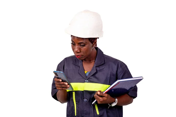 Portret Van Een Mooie Vrouwelijke Ingenieur Draagt Werkuniform Witte Harde — Stockfoto