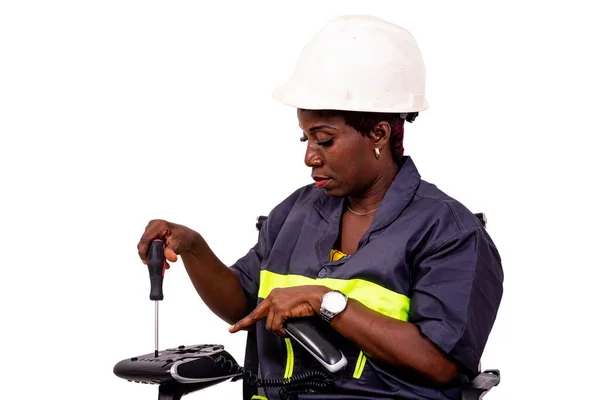 Retrato Uma Bela Técnica Feminina Vestindo Uniforme Trabalho Capacete Segurança — Fotografia de Stock