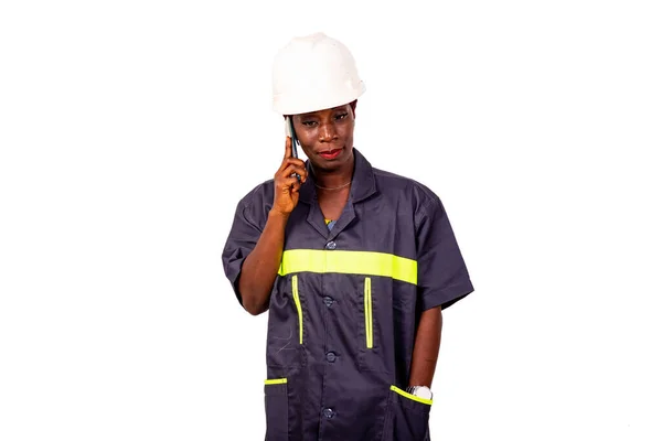 Retrato Uma Bela Engenheira Vestindo Capacete Branco Uniforme Trabalho Falando — Fotografia de Stock