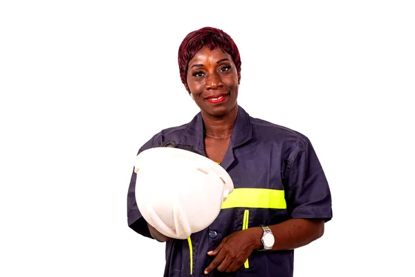 Retrato Uma Bela Engenheira Vestindo Uniforme Trabalho Dando Capacete Segurança — Fotografia de Stock