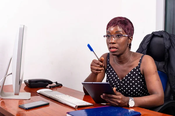 Retrato Una Mujer Negocios Adulta Sentada Escritorio Trabajando Con Una —  Fotos de Stock