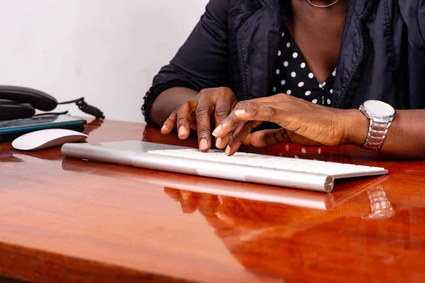 Vista Cortada Mãos Uma Mulher Negócios Digitando Teclado Laptop Escritório — Fotografia de Stock