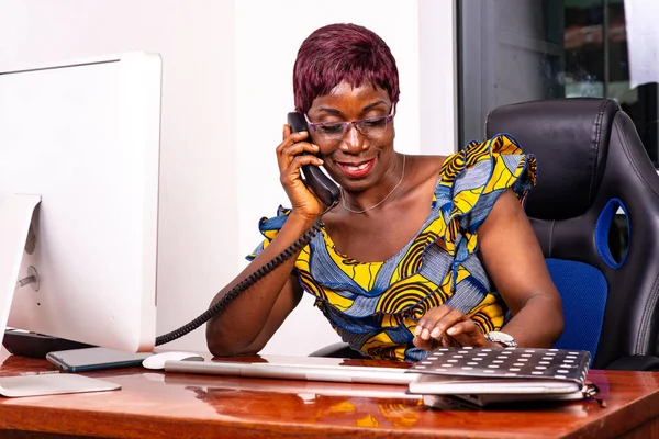 Portrait Beautiful Adult Businesswoman Wearing Optical Glasses Sitting Desk Talking — Stock Photo, Image