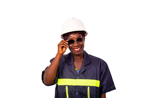 Retrato Uma Bela Engenheira Vestindo Uniforme Trabalho Capacete Segurança Branco — Fotografia de Stock