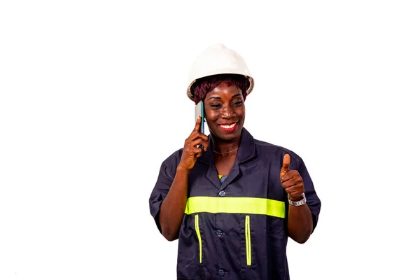 Retrato Uma Bela Engenheira Vestindo Capacete Branco Uniforme Trabalho Falando — Fotografia de Stock