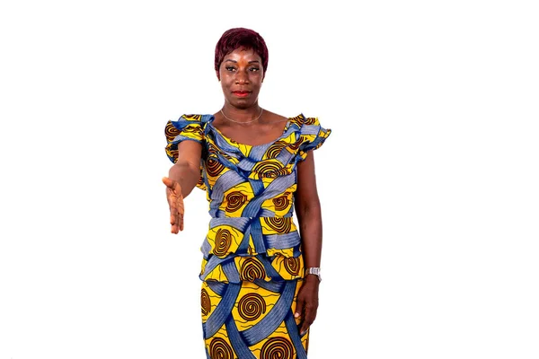 Portret Pięknej Dorosłej Bizneswoman Noszącej Tradycyjne Przepaski Oferującej Uścisk Dłoni — Zdjęcie stockowe