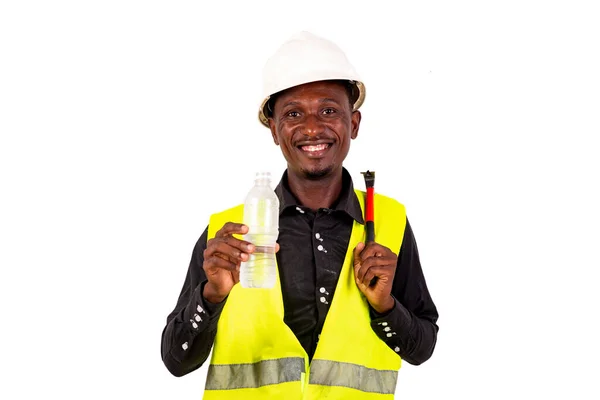 Jovem Técnico Masculino Vestindo Colete Verde Segurando Martelo Segurando Plástico — Fotografia de Stock