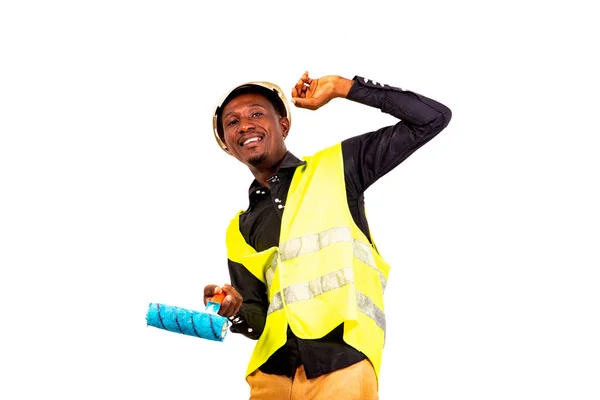 Jovem Pintor Masculino Vestindo Colete Verde Capacete Segurança Segurando Rolo — Fotografia de Stock