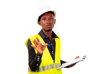 Elinde kalemle pano tutarken yelek giyen genç bir erkek müfettişin elleri.