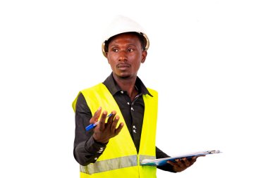 Yelek giyen genç bir müfettişin elleri. Düşünüp pano tutuyor..