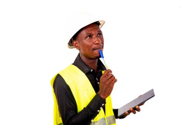 Güvenlik kasklı bir inşaat mühendisi beyaz arka planda durup tablet tutarken düşünüyor..