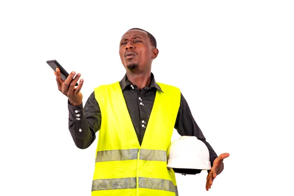 Jovem Engenheiro Vestindo Colete Verde Capacete Segurança Enquanto Segurando Telefone — Fotografia de Stock