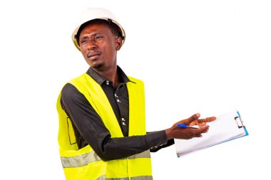 Yeşil yelek ve kaskla pano tutan kızgın genç bir mimarın portresi..