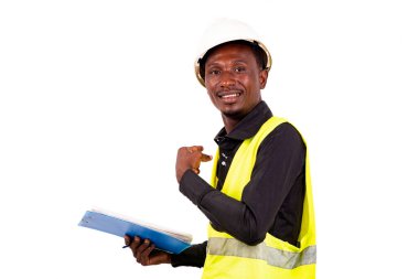 Genç erkek müfettiş pano tutarken işaret parmağını sırıtarak gösteriyor..