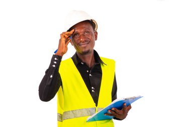 Yelek giyen genç bir müfettişin elleri. Düşünüp pano tutuyor..