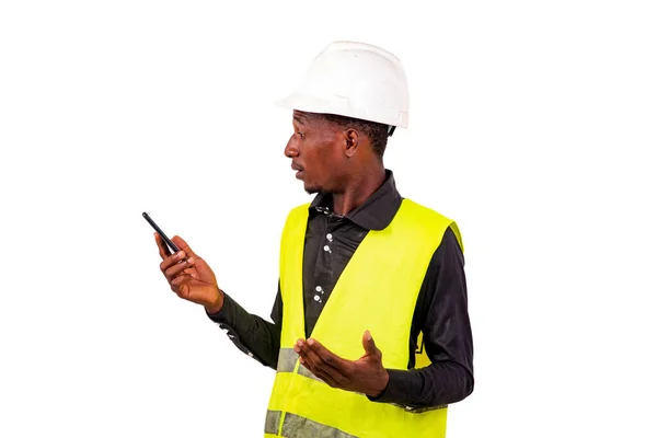 Egy Építőmérnök Biztonsági Sisak Áll Fehér Háttér Olvasás Üzenet Mobiltelefon — Stock Fotó