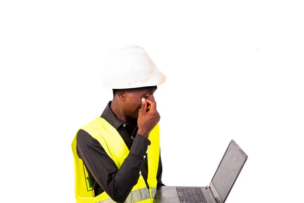 Engenheiro Construção Com Capacete Segurança Sobre Fundo Branco Com Laptop — Fotografia de Stock