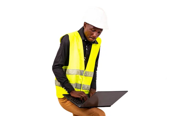 Retrato Jovem Arquiteto Concentrado Trabalhando Com Laptop — Fotografia de Stock