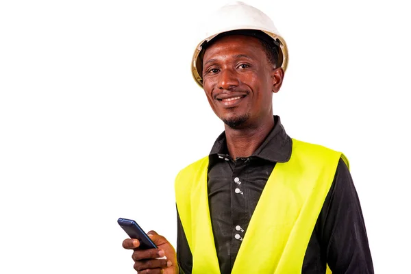 Jovem Engenheiro Vestindo Colete Verde Capacete Segurança Enquanto Segurava Telefone — Fotografia de Stock