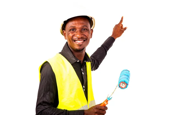 Jovem Pintor Masculino Vestindo Uniforme Segurando Rolo Escova Apontando Dedo — Fotografia de Stock