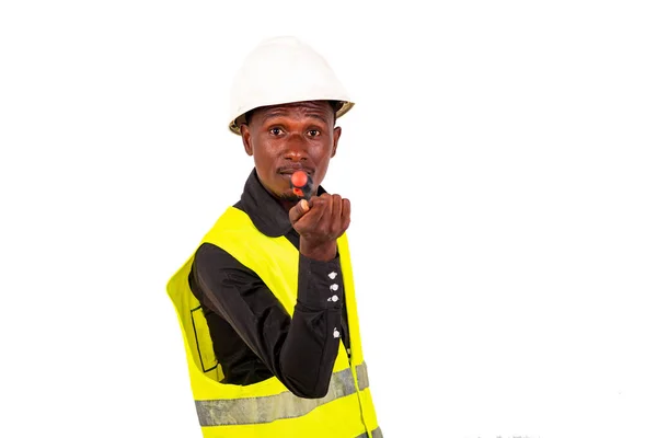 Jovem Técnico Masculino Vestindo Colete Verde Capacete Segurança Segurando Chave — Fotografia de Stock