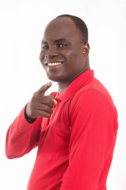 a férfi mosolyogva és a mutatóujjon