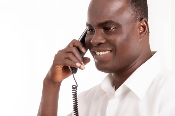 Un hombre al teléfono con una hermosa sonrisa . — Foto de Stock
