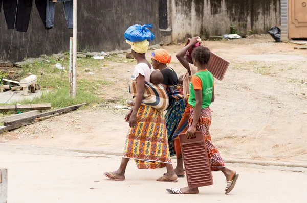 Cuatro mujeres caminando por el camino — Foto de Stock