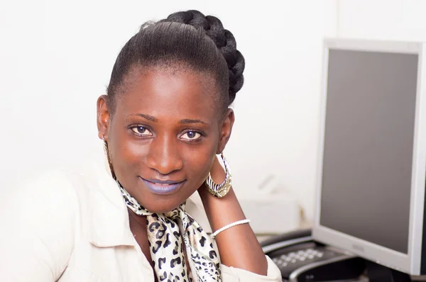 Mooie volgens Afrikaanse vrouw op haar Bureau. — Stockfoto