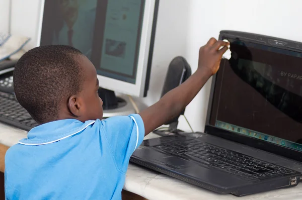 Pó de limpeza infantil na tela do computador . — Fotografia de Stock