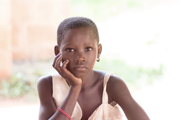 Kız oturma el çene altında.